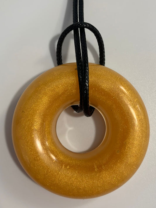 Collares de resina en forma de donuts de diferentes colores - ByLeoZ